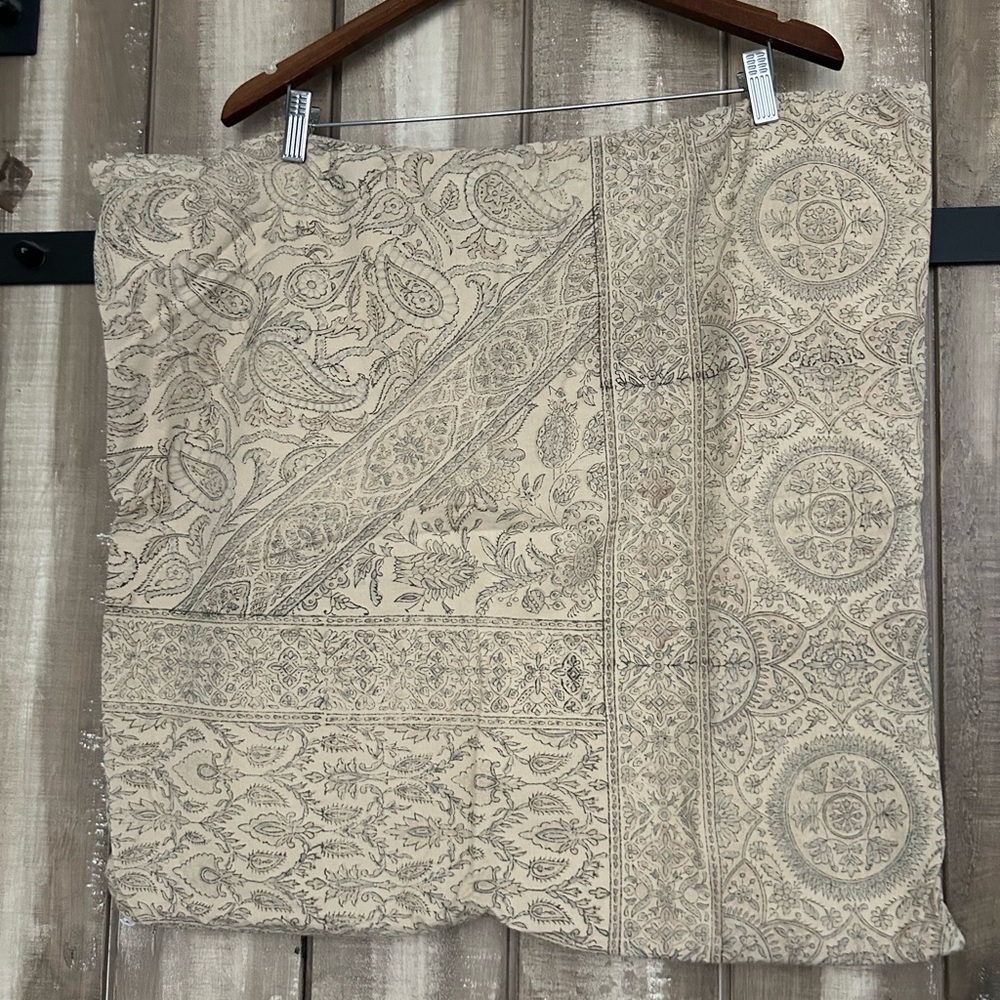 Set of 2 Pottery Barn mixed print 24” cotton pillow covers - Picture 4 of 10